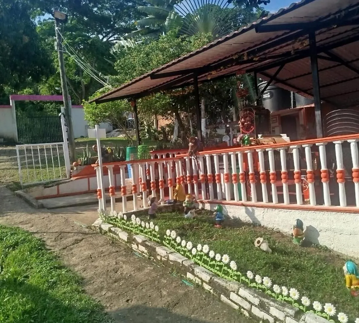 Hotel y Piscina Villa Itzae